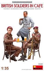 1/35 Британские солдаты в кафе, Вторая мировая, 3 фигуры (Miniart 35392), сборные пластиковые