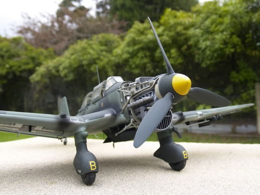 1/24 Junkers Ju-87B-2 Stuka германский пикирующий бомбардировщик (Airfix 18002A) сборная модель