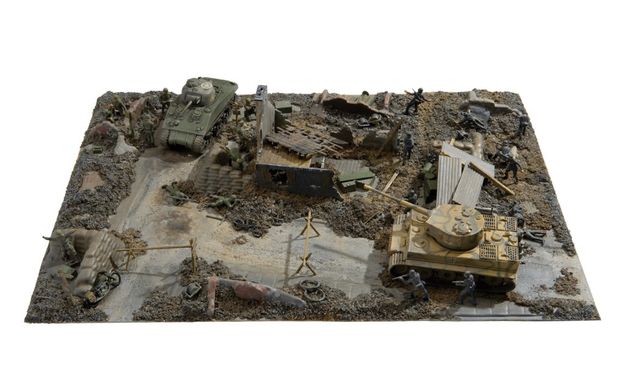 1/76 Диорама "D-Day Battlefront" с танками Tiger и Sherman, фигурками и подставкой, Gift Set с красками и клеем (Airfix A50009A), сборная пластиковая
