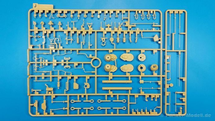 1/35&nbsp;Panzerbefehlswagen Panther Ausf.G німецький командирський танк, з набірними робочими траками (Rye Field Model RM5089), збірна модель