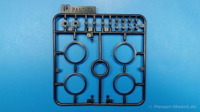 1/35&nbsp;Panzerbefehlswagen Panther Ausf.G німецький командирський танк, з набірними робочими траками (Rye Field Model RM5089), збірна модель
