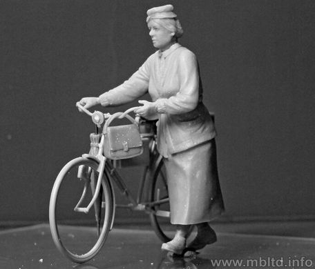 1/35 Женщина с женским велосипедом, Европа, ВМВ (Master Box 35166)