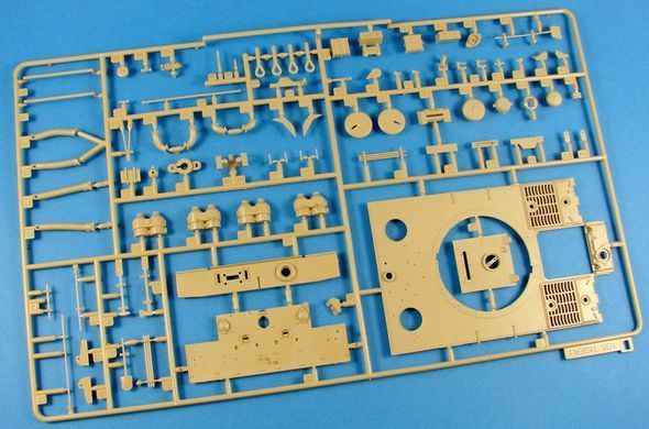 1/35 Танк Pz.Kpfw.VI Ausf.E Tiger I Middle Production, модель с полным интерьером (Rye Field Model RM5010), сборная модель