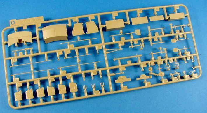 1/35 Танк Pz.Kpfw.VI Ausf.E Tiger I Middle Production, модель с полным интерьером (Rye Field Model RM5010), сборная модель