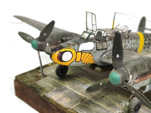 1/48 Винищувач-бомбардувальник Messerschmitt Bf-110 на підставці, готова модель авторської роботи