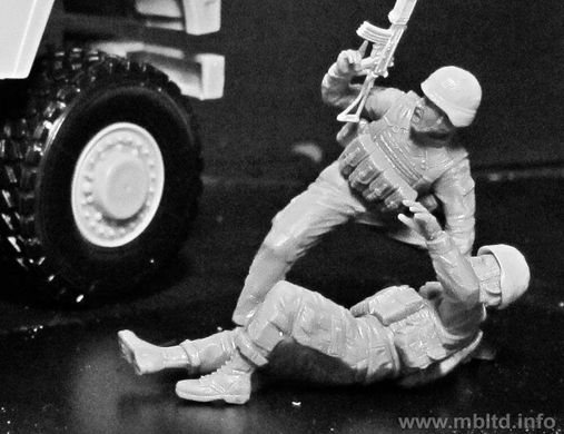 1/35 Набор фигур "Man Down!", американские современные солдаты, 4 фигуры (Master Box 35170), сборные пластиковые