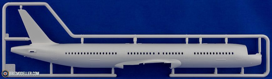 1/144 Пасажирський літак Airbus&nbsp;A321-200 "Condor", серія Model Set з фарбами і клеєм (Revell 63788), збірна модель