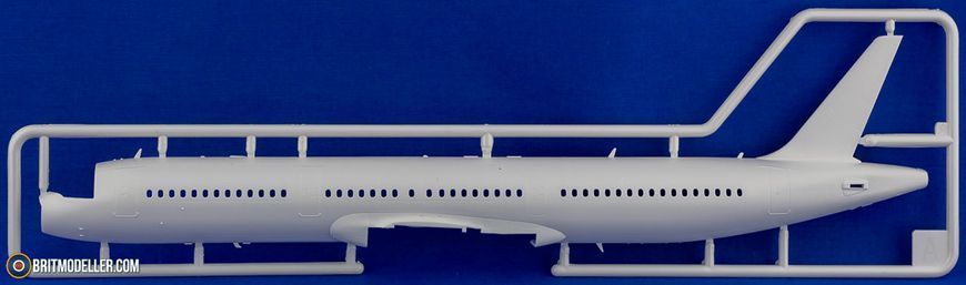 1/144 Пасажирський літак Airbus&nbsp;A321-200 "Condor", серія Model Set з фарбами і клеєм (Revell 63788), збірна модель