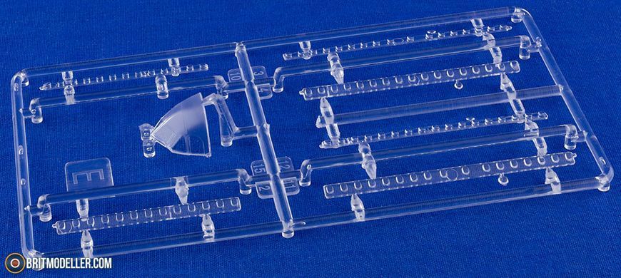1/144 Пасажирський літак Airbus&nbsp;A321-200 "Condor", серія Model Set з фарбами і клеєм (Revell 63788), збірна модель