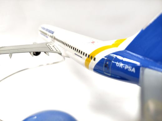 1/144 Boeing 737-800 МАУ "Міжнародні Авіалінії України", готова модель, авторська робота