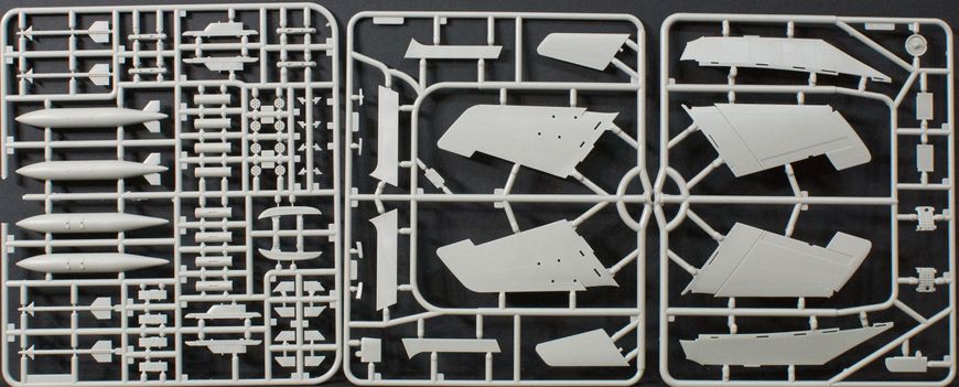 1/48 F9F-8/F9F-8P Cougar американский палубный истребитель/разведчик (Zimi Model/Kitty Hawk 80127), сборная модель