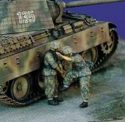 1:35 Германские пехотинцы залазят на танк