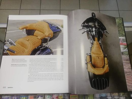Книга "Indian Motorcycle. America's first motorcycle company" Darwin Holmstrom (англійською мовою)