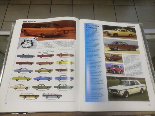 Книга "Cars of the Sizzling '60s" by the auto editors of consumer guide (англійською мовою)