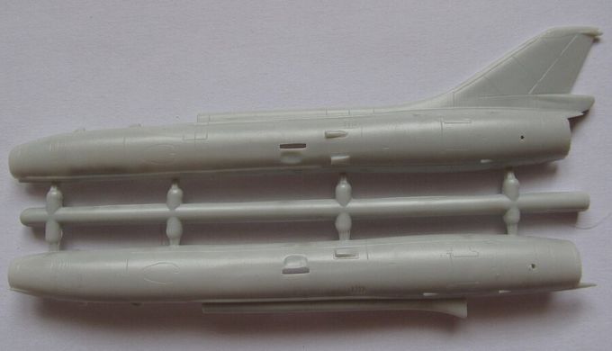 1/144 Сухой Су-7УМ навчально-бойовий літак (Attack Hobby Kits 14411) збірна модель БЕЗКОРОБКИ