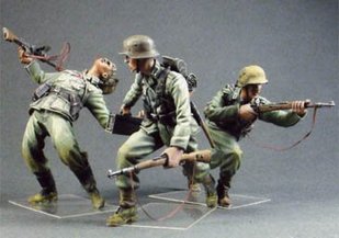 1/35 Німецькі солдати в атаці, набір №1, 1941-45 роки, в мундирах, 3 фігури, збірні смоляні