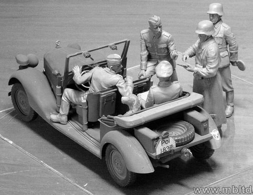 1/35 Polizei-Kuebelsitzwagen + фигурки германских солдат (Master Box 35112)