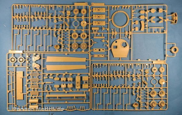 1/35 Pz.Kpfw.VI Ausf.E Tiger I позднего типа + инструмент для нанесения циммерита (Rye Field Model RFM RM-5015) сборная модель