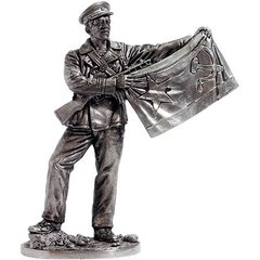54 мм Старшина 1-й статьи с флагом ВМФ, 1941-43 гг., СССР, оловянная миниатюра (EK Castings WWII-36)