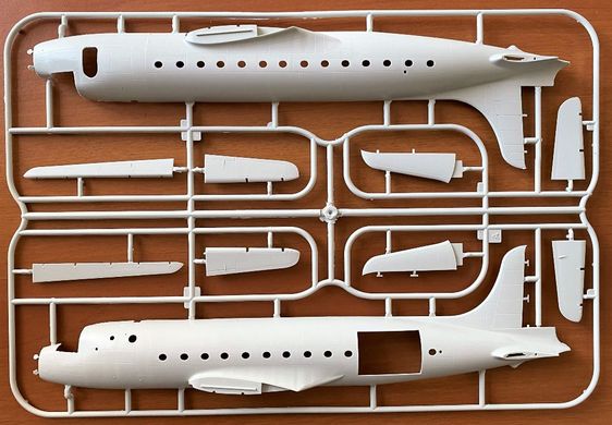 1/72 Douglas DC-4 "75th Anniversary Berliner Luftbrucke", в комплекті фарби, клей та бонус - дерев'яні ящики (Revell 05652), збірна модель