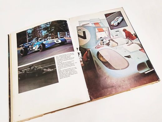 Книга "The Age of Cars" Mike Twite (англійською мовою)