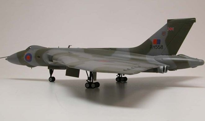 1/72 Avro Vulcan B Mk.2 XH558: Vulcan To The Sky + клей + краска + кисточка (Airfix 50097) сборная модель